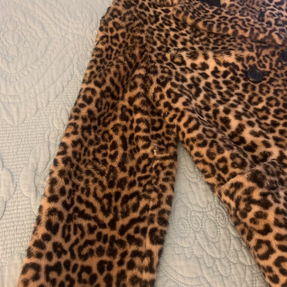 Leopard fur coat sits 3” below hip bone. Loose fit. Fits medium to large. - Picture 4 of 8